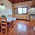 2 Bedroom Amazing Home In Buenavista Del Norte Feriehus